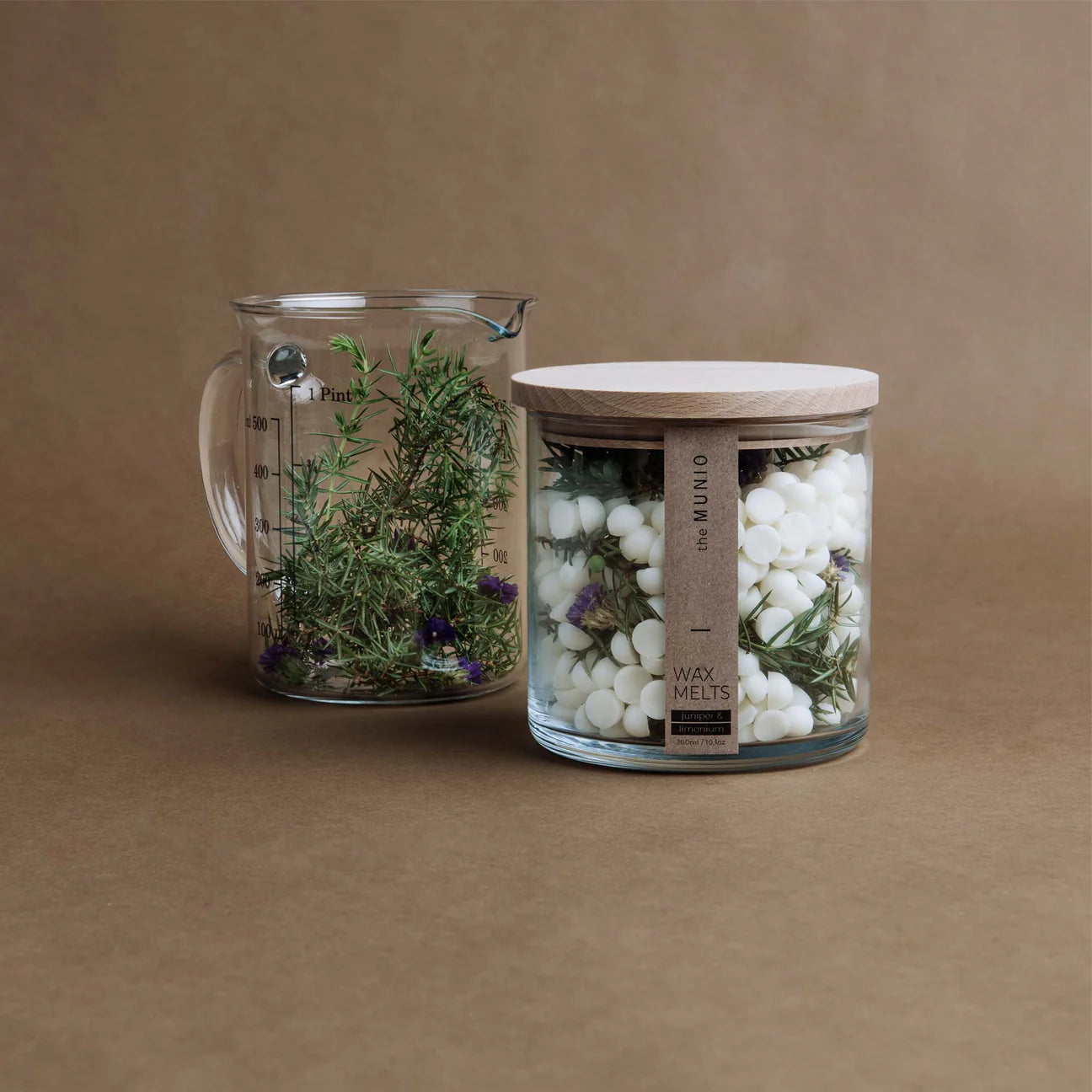 Juniper & limonium candle in a glass votive with wooden wicks – the MUNIO