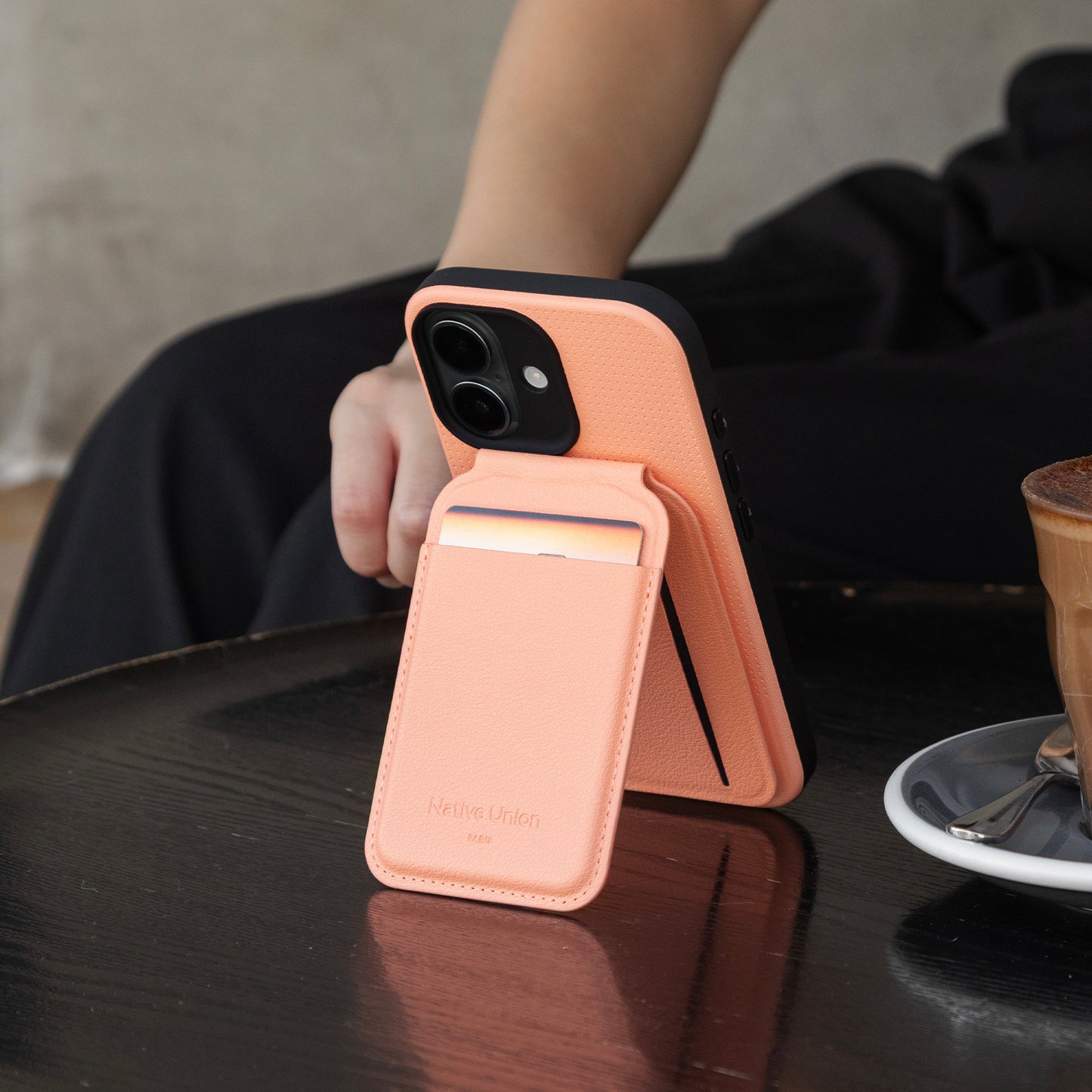 Active Wallet Stand Apricot
