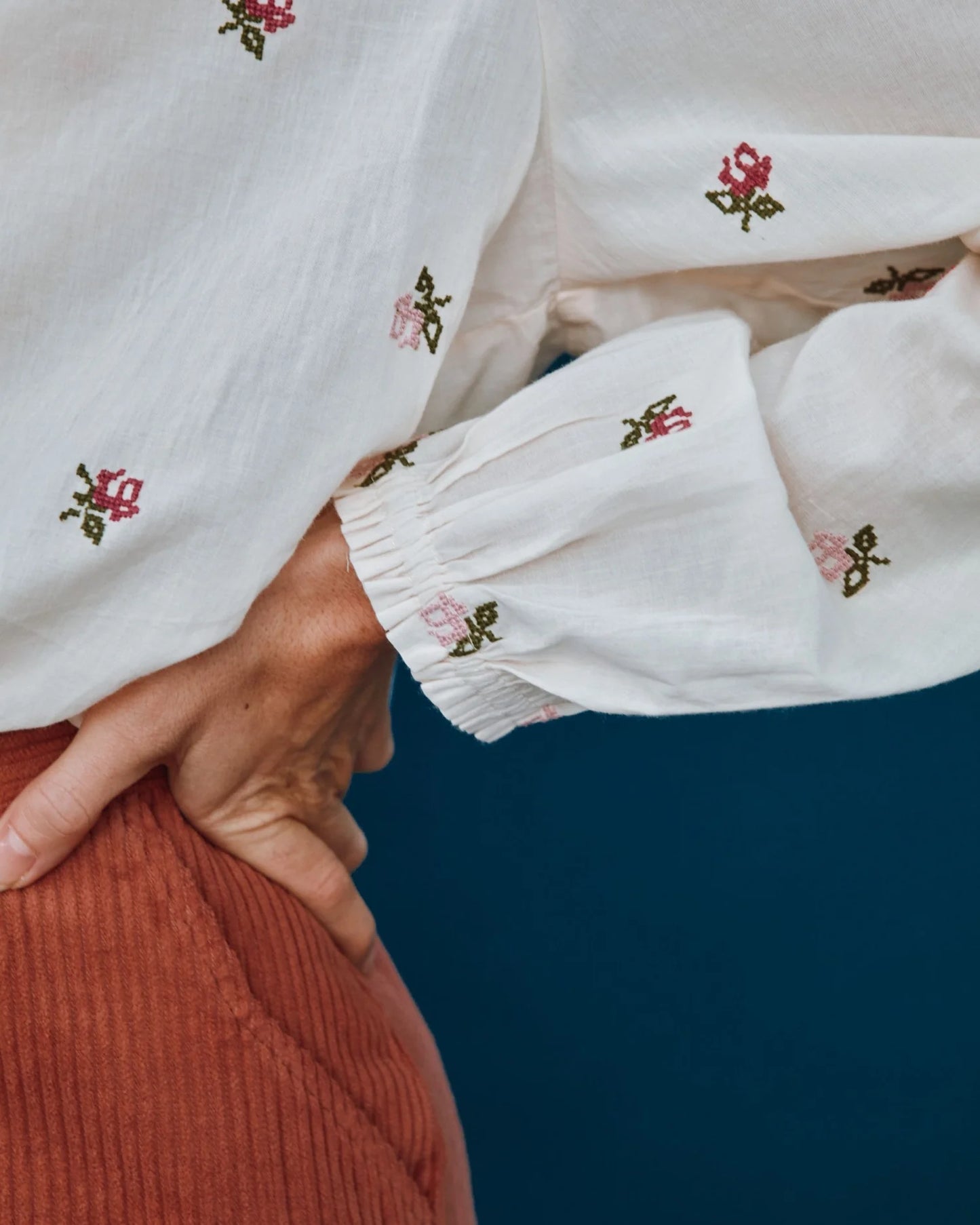 Blouse Courte Brodee Ao Roses