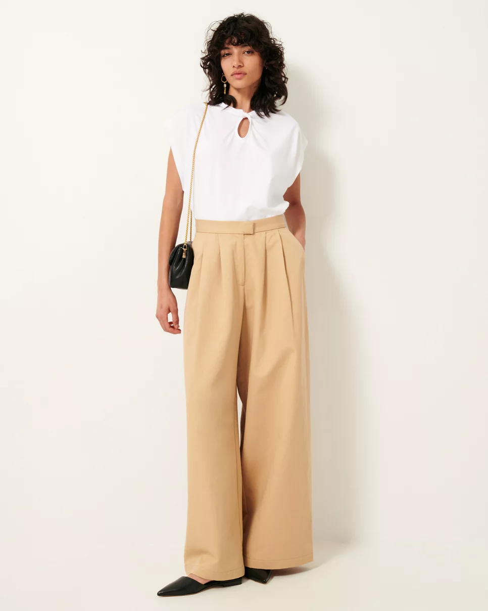 Knotted Collar Twist Shout Sleeveless T-Shirt