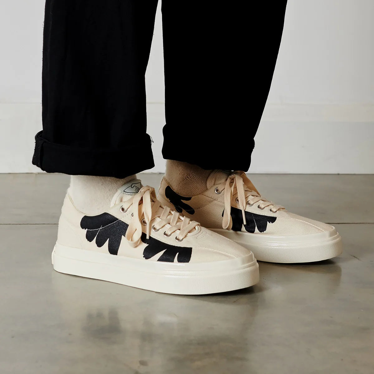 Dellow Cup Shroom Hands Suede ECR-BLK (unisex)