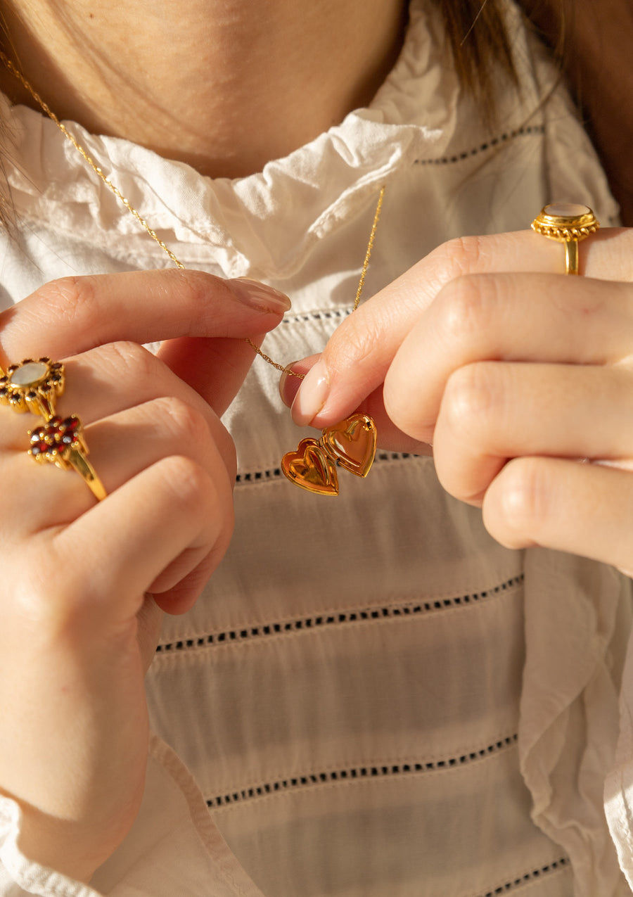 Vintage Gold'' Flower Ring Garnet