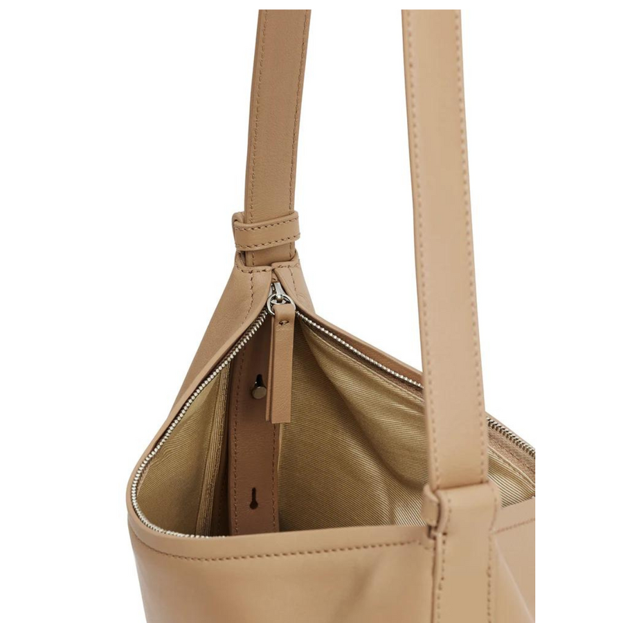 Kapok - this spacious ⁠flat hobo bag from Aesther Ekme can